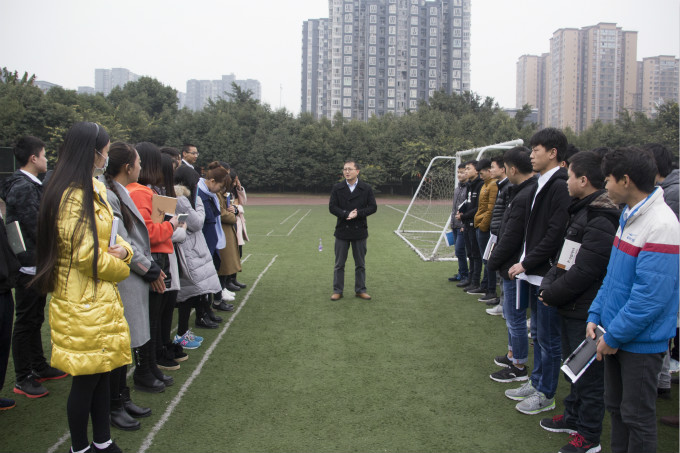 在拓展中相互認(rèn)識，在拓展中展現(xiàn)自我