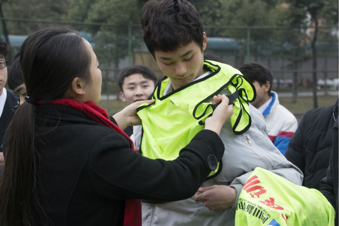 在拓展中相互認(rèn)識，在拓展中展現(xiàn)自我