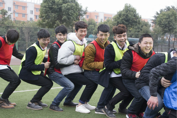 在拓展中相互認(rèn)識，在拓展中展現(xiàn)自我