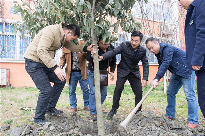 植樹節，四川新華師生在行動！
