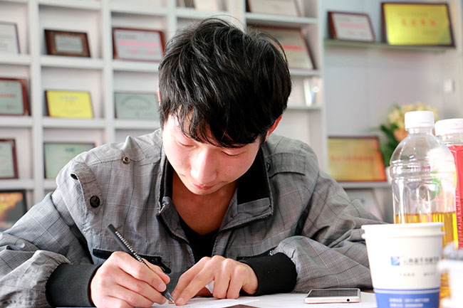 他懷揣創(chuàng)業(yè)夢(mèng)想，來(lái)到四川新華電腦學(xué)院