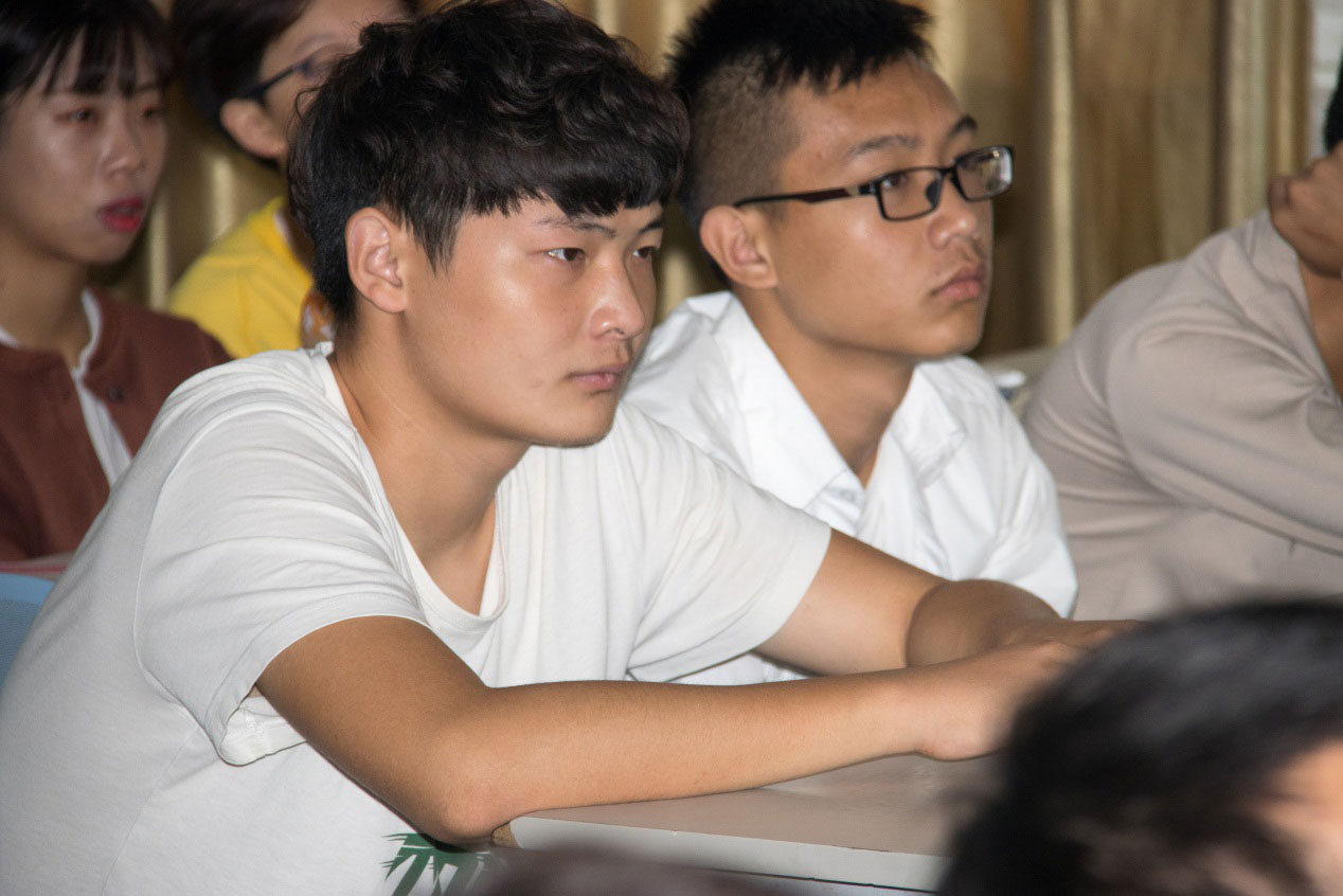 近距離接觸互聯(lián)網(wǎng)電商企業(yè)CEO、探索未來(lái)發(fā)展路