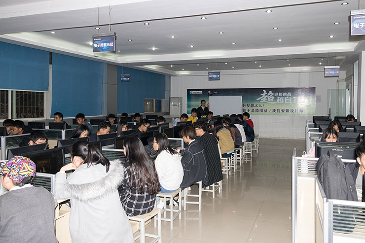 天氣涼，四川新華技能大賽火熱舉辦，學(xué)子露鋒芒