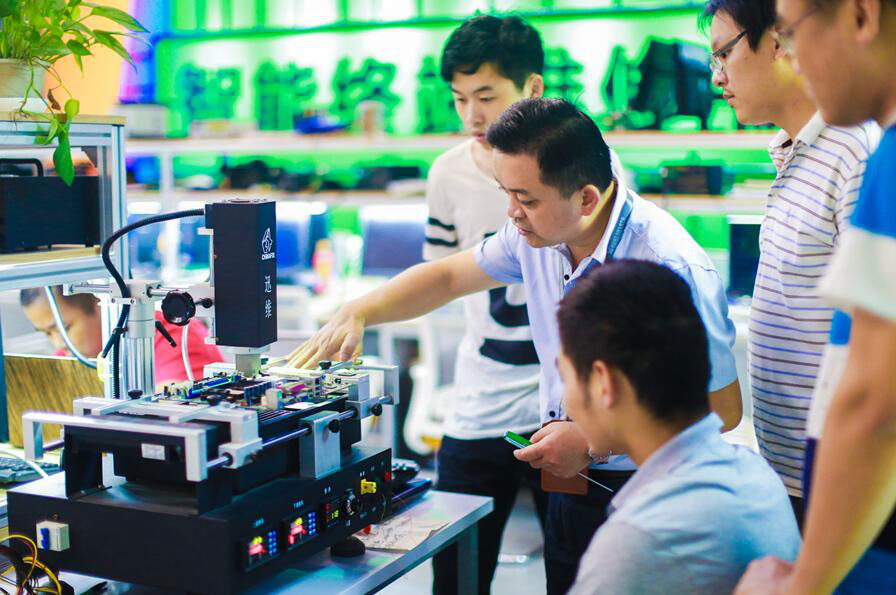 百度Moments營(yíng)銷(xiāo)盛典揭秘，新華教育集團(tuán)榮登品牌數(shù)字資產(chǎn)榜首