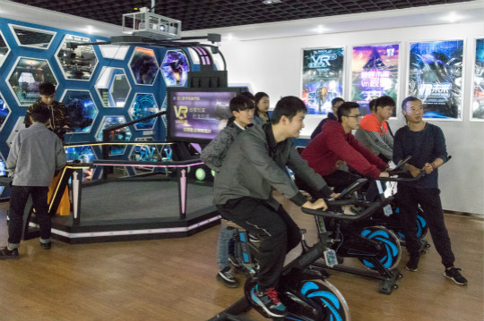 VR體驗，智能科技盛宴獲學(xué)子熱捧