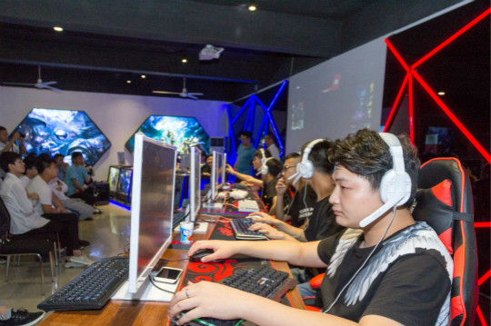 四川新華電競(jìng)專業(yè)正式開館 英雄聯(lián)盟聯(lián)誼賽奏響最強(qiáng)音