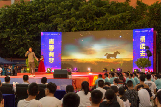 展新華學子風采.逐新華夢想四川新華T臺秀拉開帷幕