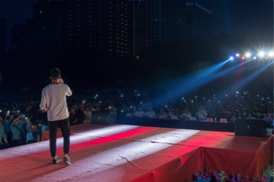 展新華學子風采.逐新華夢想四川新華T臺秀拉開帷幕