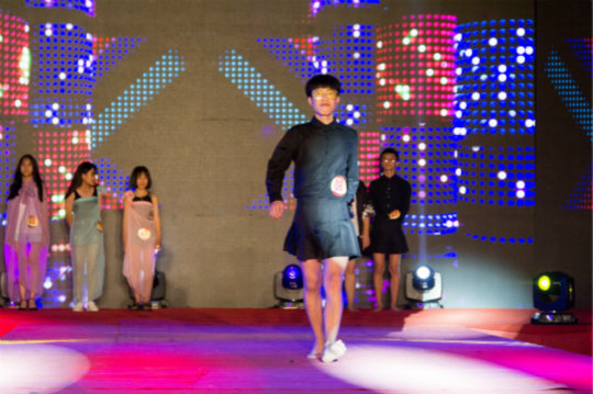 展新華學子風采.逐新華夢想四川新華T臺秀拉開帷幕