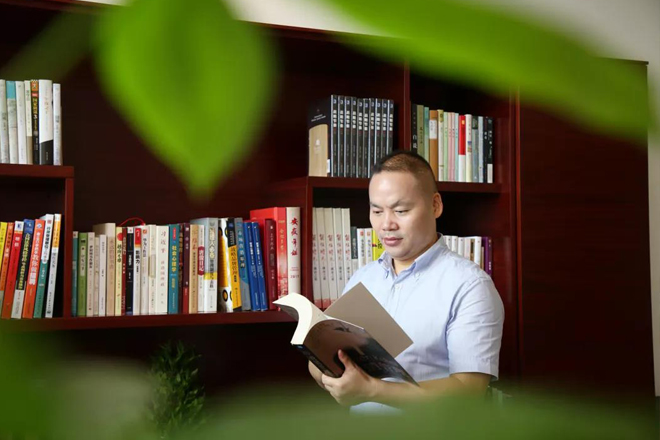 新華教育集團(tuán)常務(wù)副總裁許紹兵接受新浪網(wǎng)專訪