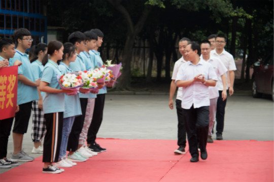 熱烈慶祝我院2018《新華·創新杯》競賽組老師大獲全勝榮耀歸來