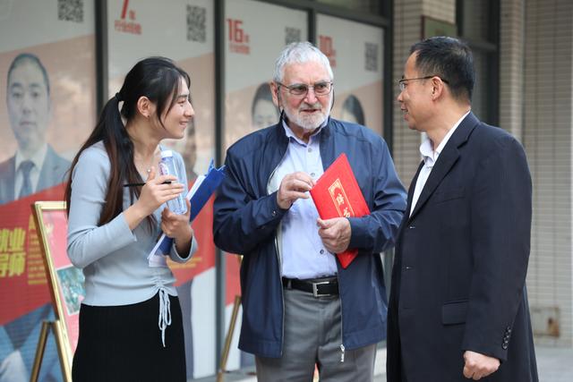 加拿大著名國際設(shè)計大師皮埃爾博士來新華交流講學