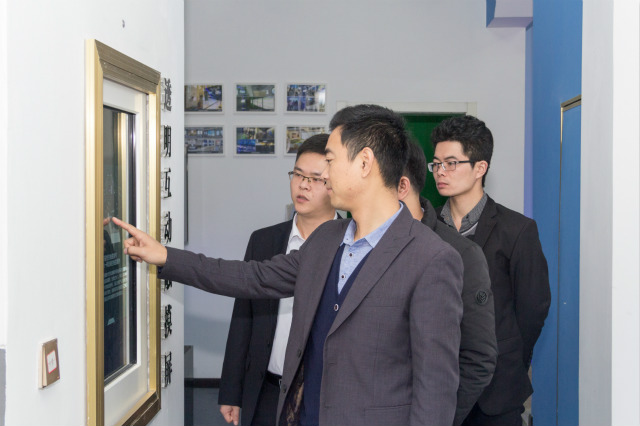 四川新華走進企業 畢業生暖心慰問回訪