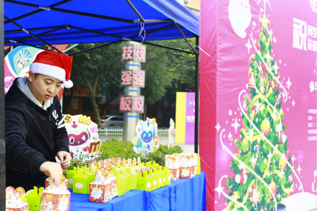 四川新華圣誕狂歡活動，600斤蘋果大派送