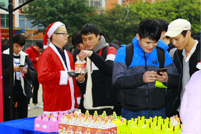 四川新華圣誕狂歡活動，600斤蘋果大派送