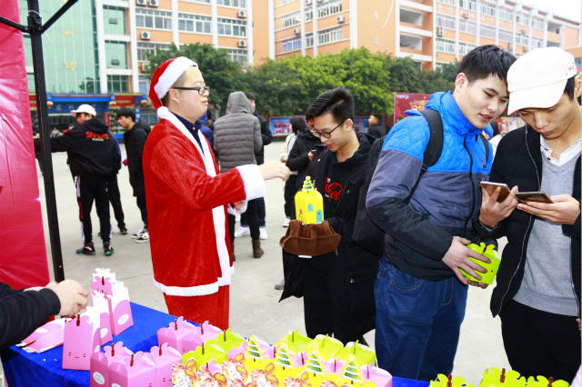 四川新華圣誕狂歡活動，600斤蘋果大派送