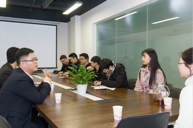 四川新華告訴你如何培養(yǎng)職場(chǎng)中的社交能力