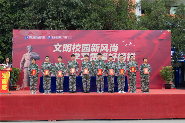 赴一場青春與迷彩的美麗邂逅！四川新華軍訓(xùn)匯演