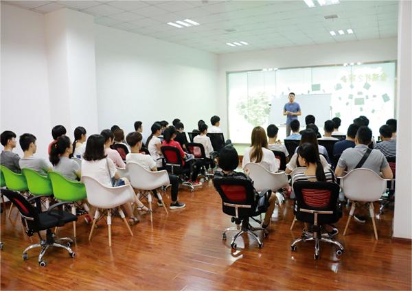 技能+學(xué)歷！職校生為何在就業(yè)市場(chǎng)越來(lái)越受歡迎