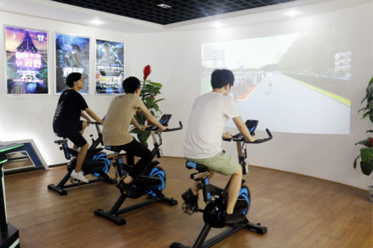 百家媒體進(jìn)校園，新華“黑科技”開(kāi)放周嗨翻天！