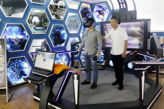 百家媒體進(jìn)校園，新華“黑科技”開(kāi)放周嗨翻天！