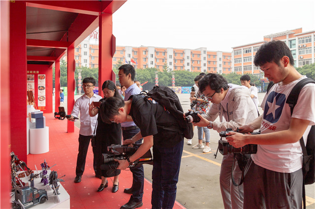 百家媒體進校園，讓你看到一個不一樣的四川新華！