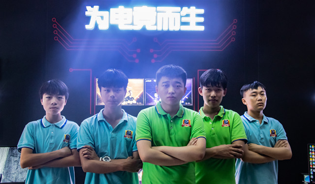 【電競少年·C位出道】：新華行走中的冠軍