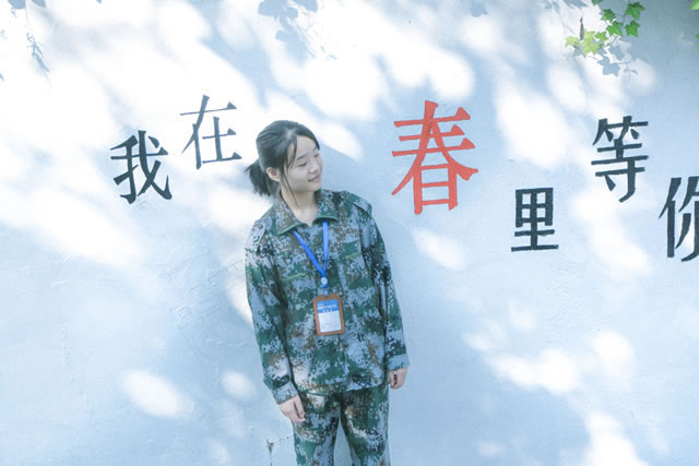 【讓蝴蝶飛過滄?！坑鲆娦氯A，遇見十里桃花