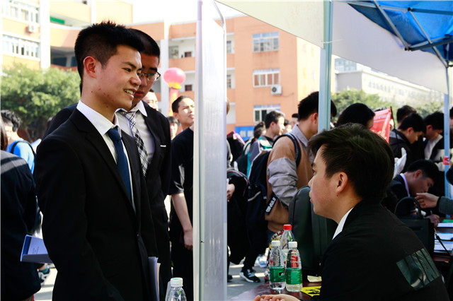 “畢業(yè)季”來(lái)臨，同學(xué)們?nèi)绾螌?shí)現(xiàn)就業(yè)無(wú)憂？