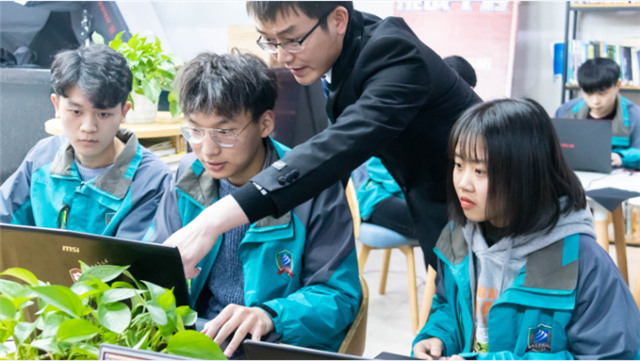 【媒體關(guān)注】新華學子帶薪實訓，邊拿薪水邊學習