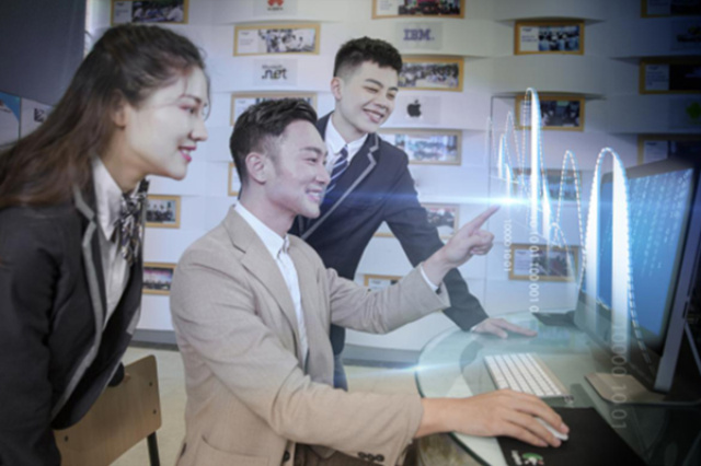 好學(xué)校不怕比較，學(xué)互聯(lián)網(wǎng)技術(shù)就來(lái)四川新華