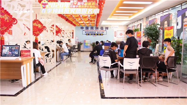 5?1嗨學(xué)季|四川新華五一試學(xué)體驗營火爆開營!