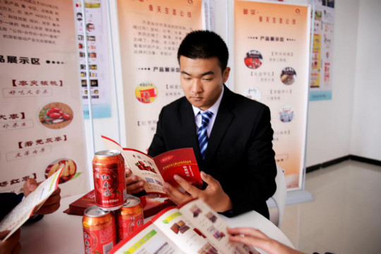 燃爆！麗江石榴哥現(xiàn)場連麥新華電商專業(yè)學子