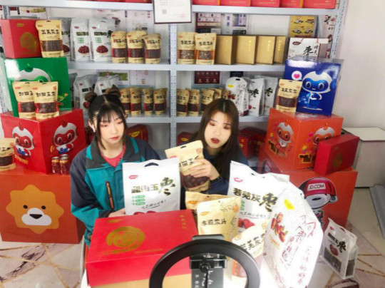 燃爆！麗江石榴哥現(xiàn)場連麥新華電商專業(yè)學子