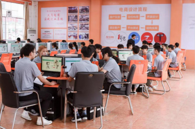 抖音達人連麥央視聚焦新華學子，看好電商行業(yè)