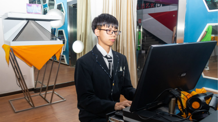 心中有火，眼中有光，新華圓夢少年！