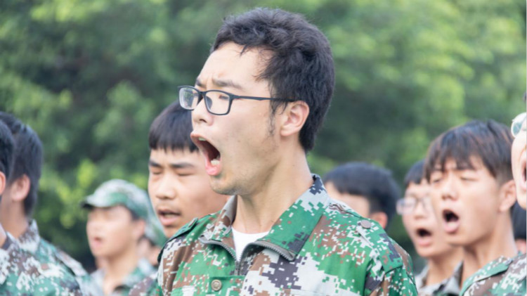 新華“三教三訓(xùn)”之軍訓(xùn)|揮灑汗水書寫迷彩青春！