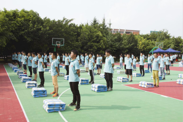 新華“三教三訓(xùn)”之軍訓(xùn)|揮灑汗水書寫迷彩青春！