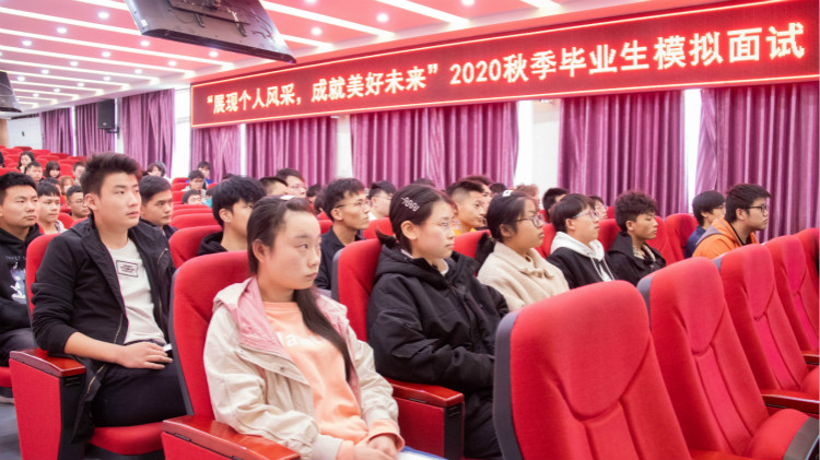 求職面試時容易膽怯？四川新華現(xiàn)場模擬面試！