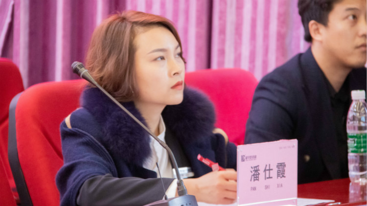 求職面試時容易膽怯？四川新華現(xiàn)場模擬面試！