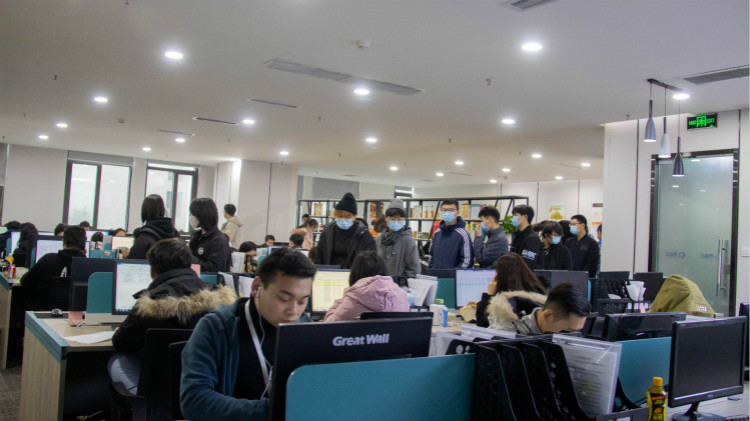 名企研學游，新華學子走進電子商務公司！