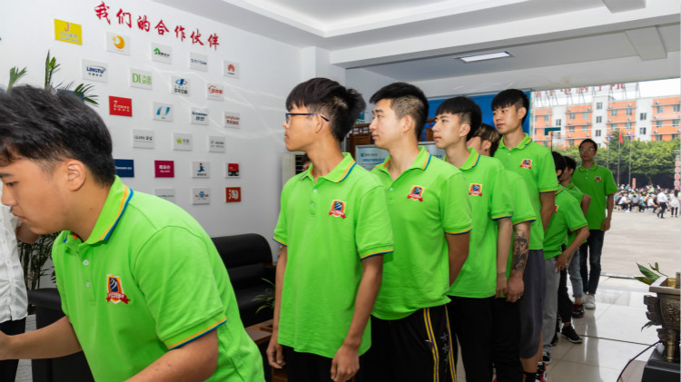 離高薪就業(yè)，你只就差一個(gè)新華的距離！