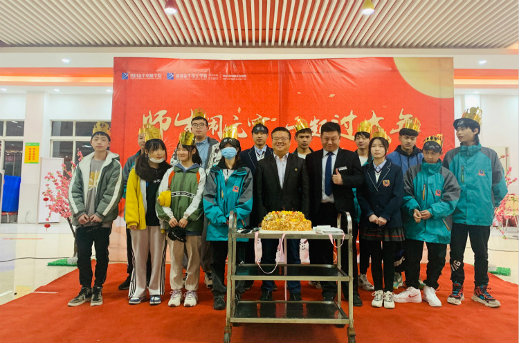 師生鬧元宵，四川新華陪你一起過大年！