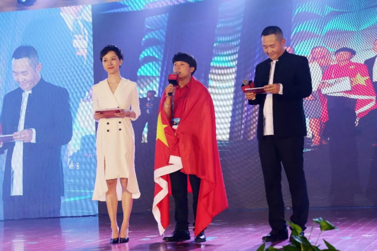 聚焦兩會(huì) | 新華互聯(lián)網(wǎng)+教育助力鄉(xiāng)村振興！