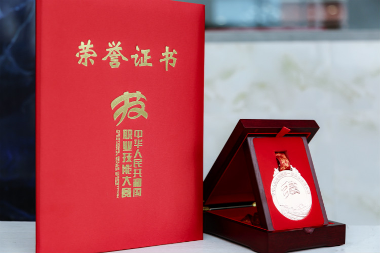 聚焦兩會(huì) | 新華互聯(lián)網(wǎng)+教育助力鄉(xiāng)村振興！