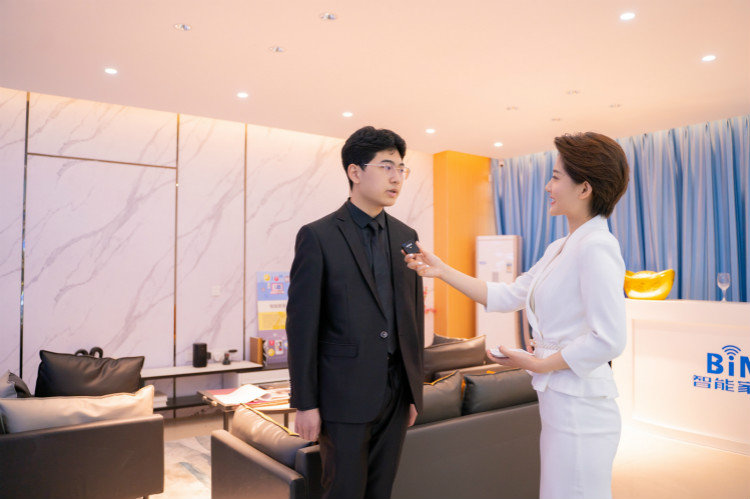 四川電視臺主持人凌玥帶你解鎖不一樣的四川新華！