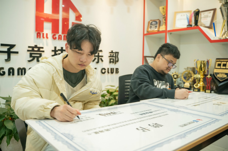 重磅！四川新華又一電競少年簽約國內頂級AG俱樂部！
