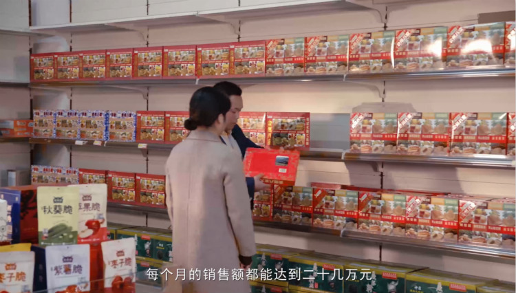 “新華電腦學校就像一座橋，把我和家鄉連接在一起！”