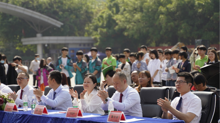 2021四川新華春季畢業(yè)典禮：追光少年 用盡全力 拼這一次！
