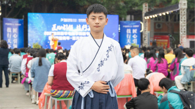 2021四川新華新專業發布會暨“強國青年·百萬獎學金計劃”完美啟動